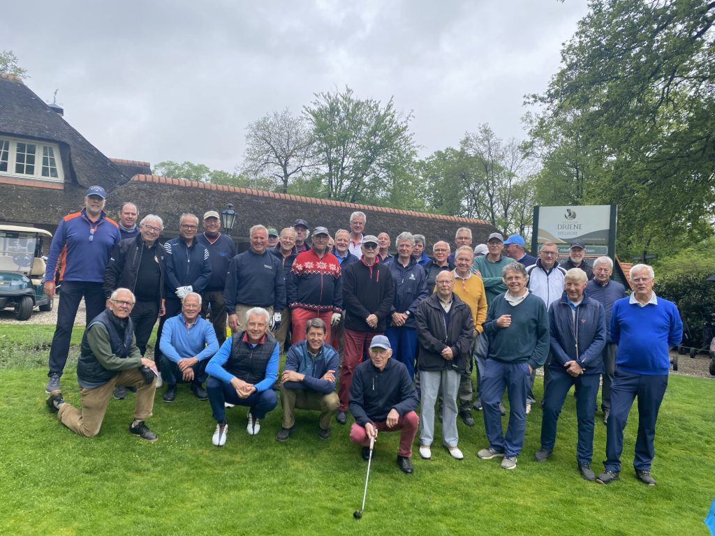 40 fröhliche Golfer